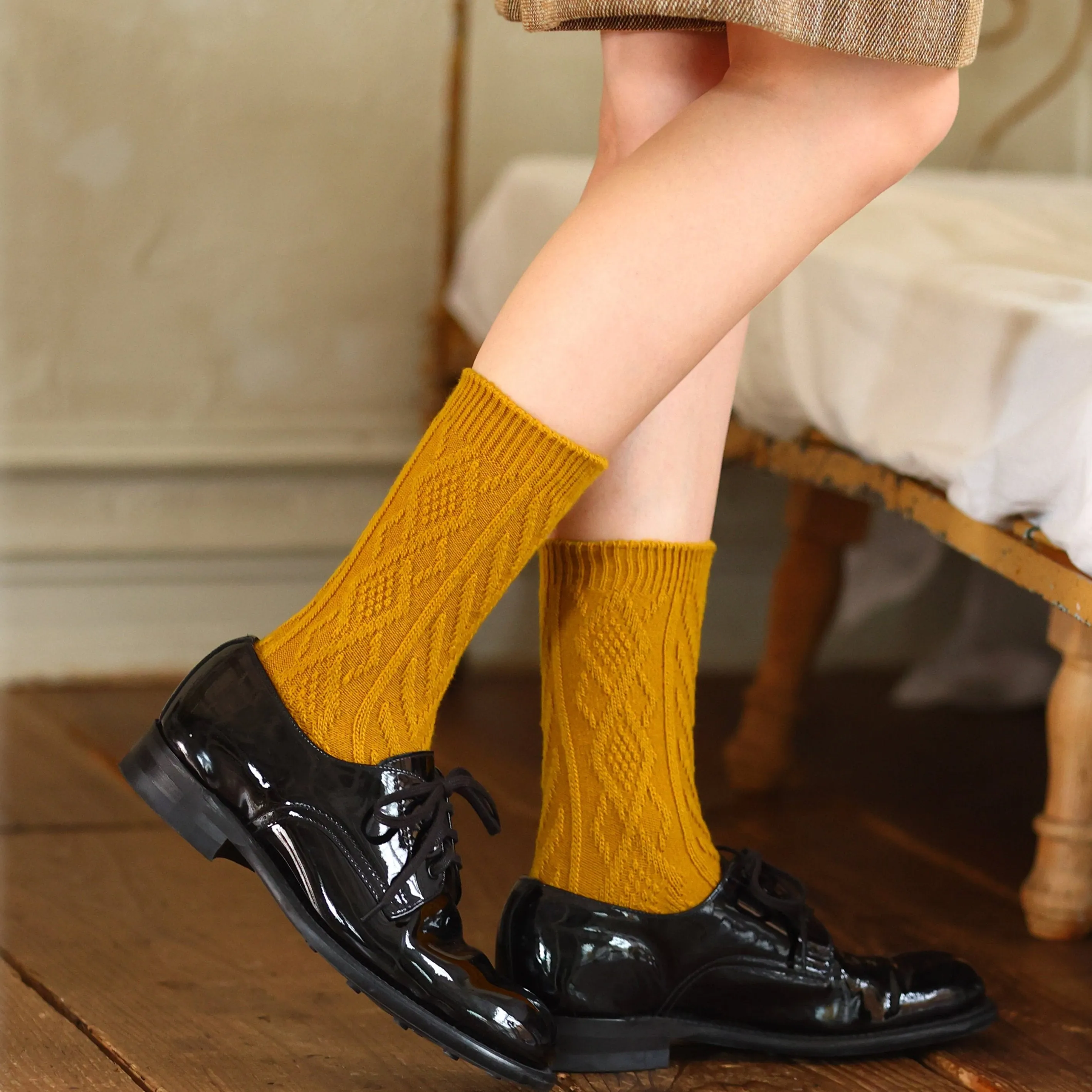 011141267 Wool Diamond Cable Crew Socks