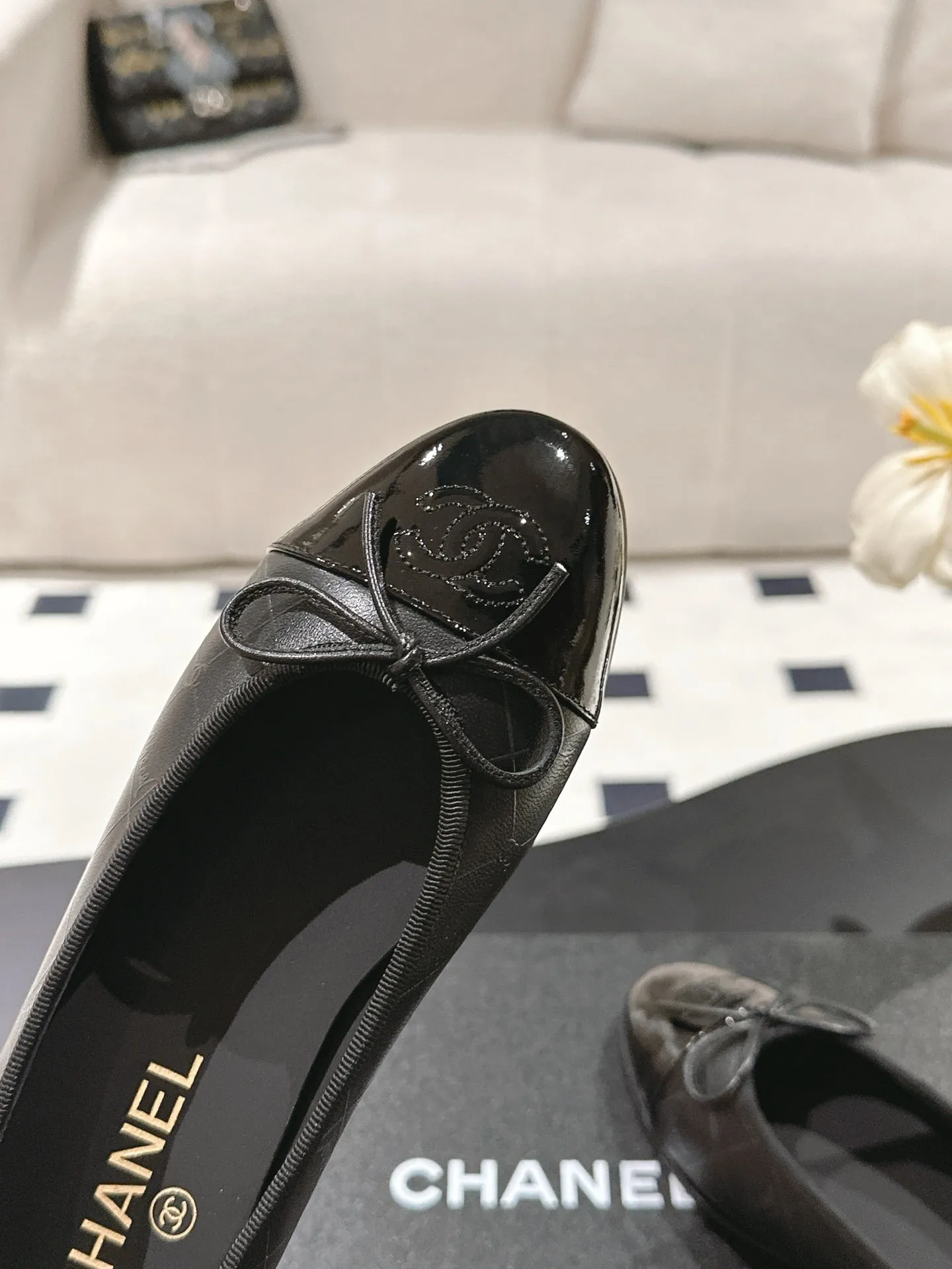 cc 25c ballet flat cross line pattern black lambskin 237482