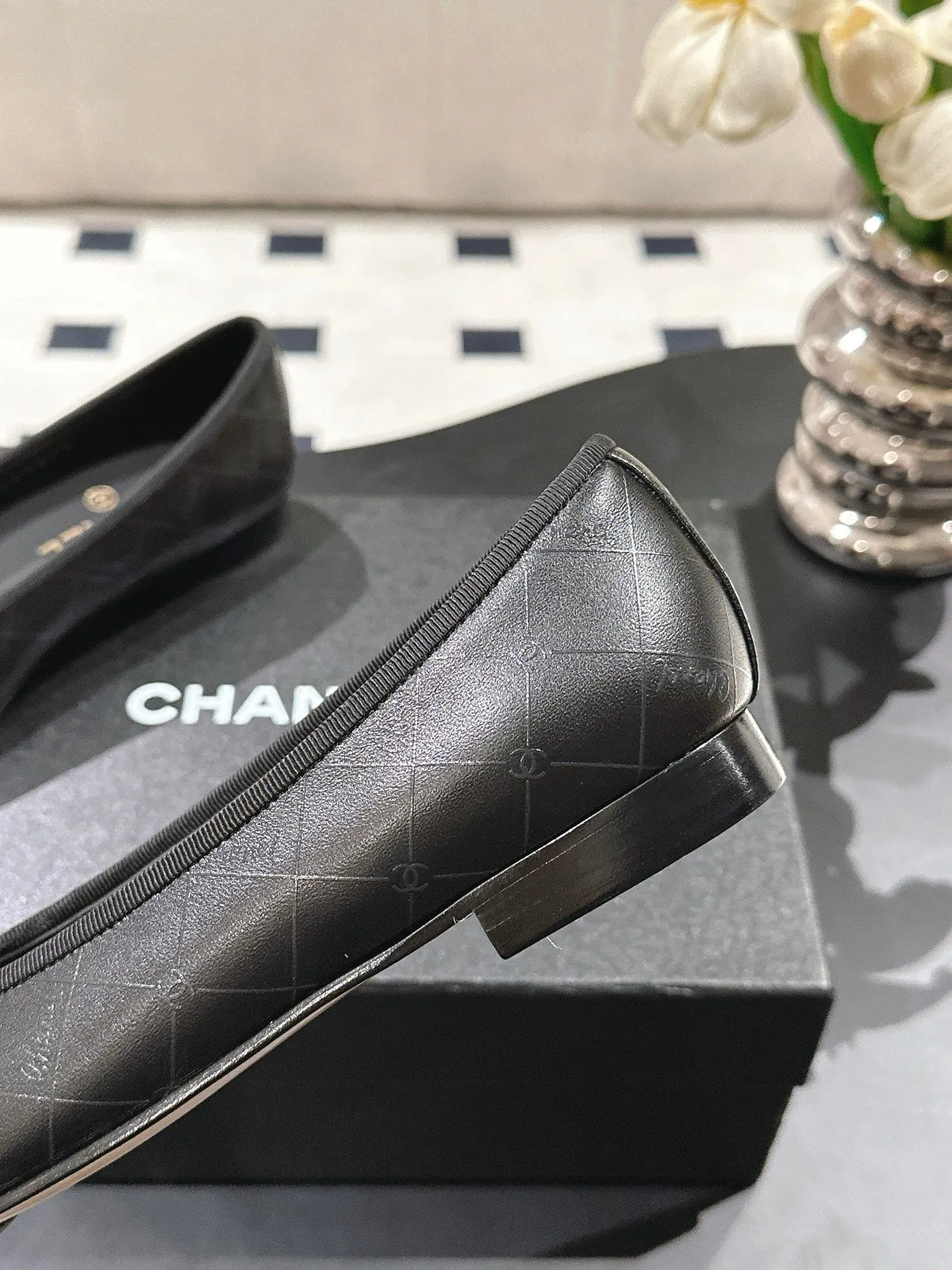 cc 25c ballet flat cross line pattern black lambskin 237482