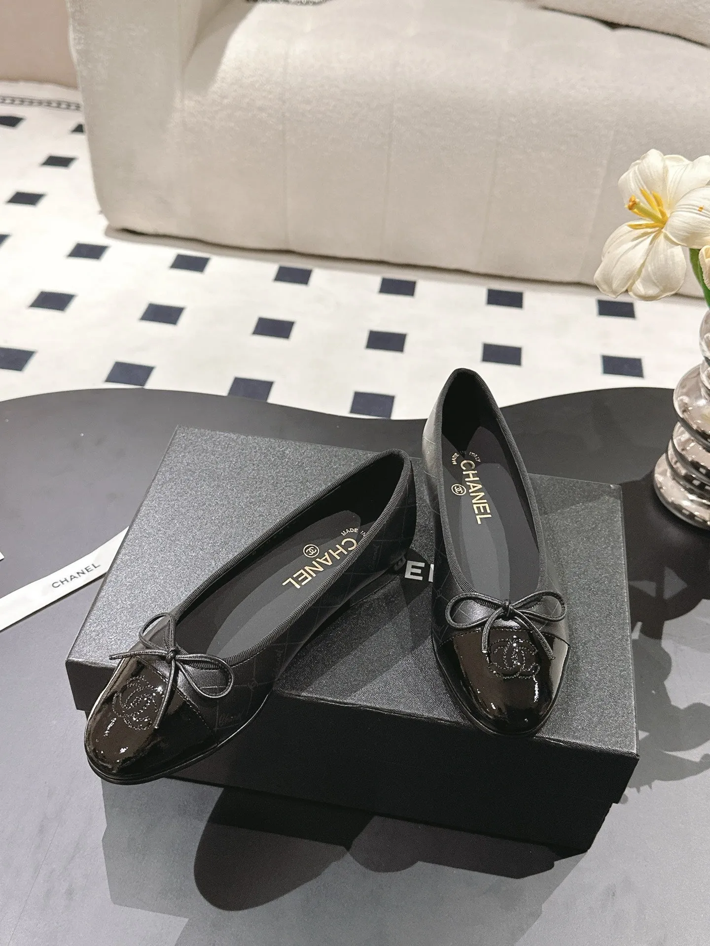 cc 25c ballet flat cross line pattern black lambskin 237482