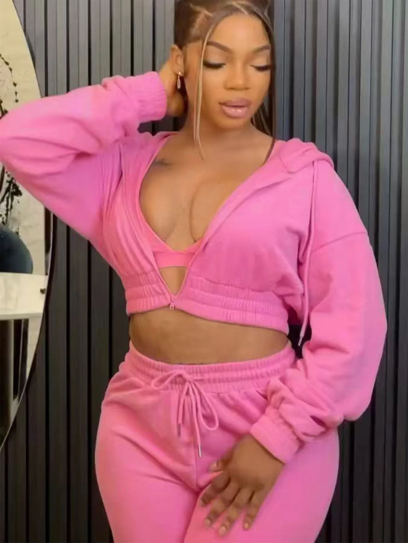 Stylish Cropped Hoodie and Jogger Sweatpants Two-Piece Tracksuit